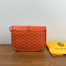 GOYARD BELVEDERE⬇️单扣邮差包配有灵巧的肩带和安全的闭合系统,适合各种场合,简约优雅且轻 GOYARD BELVEDERE⬇️单扣邮差包配有灵巧的肩带和安全的闭合系统,适合各种场合,简约优雅且轻