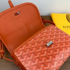 GOYARD BELVEDERE⬇️单扣邮差包配有灵巧的肩带和安全的闭合系统,适合各种场合,简约优雅且轻 GOYARD BELVEDERE⬇️单扣邮差包配有灵巧的肩带和安全的闭合系统,适合各种场合,简约优雅且轻