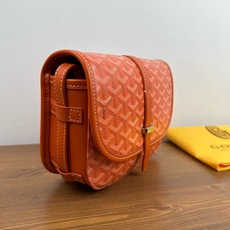 GOYARD BELVEDERE⬇️单扣邮差包配有灵巧的肩带和安全的闭合系统,适合各种场合,简约优雅且轻 GOYARD BELVEDERE⬇️单扣邮差包配有灵巧的肩带和安全的闭合系统,适合各种场合,简约优雅且轻