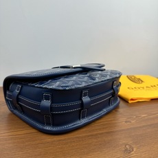 GOYARD BELVEDERE⬇️单扣邮差包配有灵巧的肩带和安全的闭合系统,适合各种场合,简约优雅且轻 GOYARD BELVEDERE⬇️单扣邮差包配有灵巧的肩带和安全的闭合系统,适合各种场合,简约优雅且轻