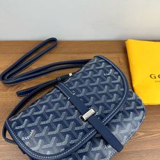 GOYARD BELVEDERE⬇️单扣邮差包配有灵巧的肩带和安全的闭合系统,适合各种场合,简约优雅且轻 GOYARD BELVEDERE⬇️单扣邮差包配有灵巧的肩带和安全的闭合系统,适合各种场合,简约优雅且轻