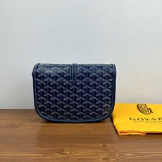 GOYARD BELVEDERE⬇️单扣邮差包配有灵巧的肩带和安全的闭合系统,适合各种场合,简约优雅且轻 GOYARD BELVEDERE⬇️单扣邮差包配有灵巧的肩带和安全的闭合系统,适合各种场合,简约优雅且轻