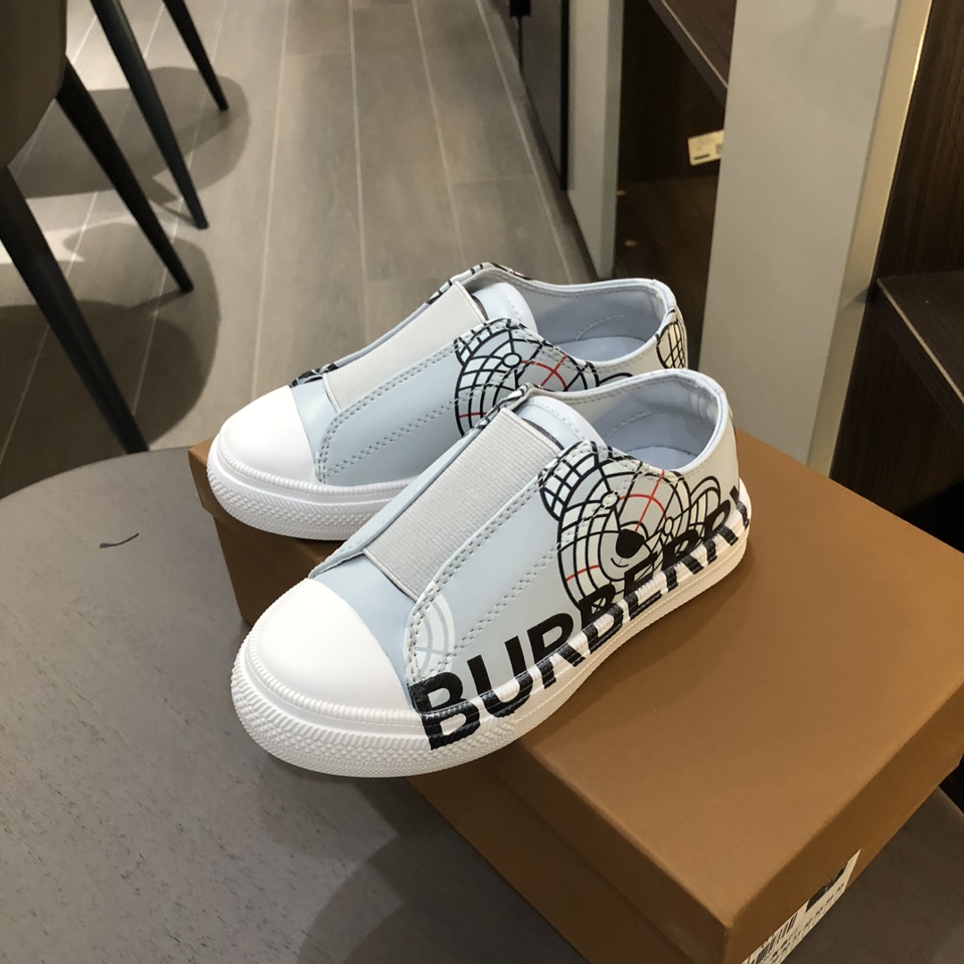 🧑‍🌾上新 💰205  
Burberr2023定制系列🌹Ｂ家巴宝莉童鞋专柜正品同步更新，5D高温定制 新款套脚男童板橡筋板鞋。设计防滑耐磨橡胶大底，凹槽中底穿着舒适，穿上就不想脱下来 独家定制面料 码数26 27 28 29 30 31 32 33 34 35