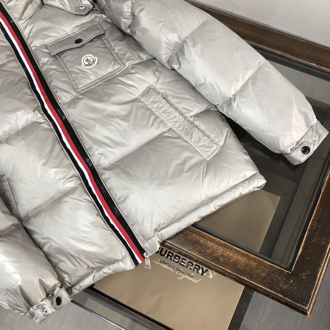 Moncler 蒙口男款羽绒服大货开启👏👏亚洲蒙口专柜有售 手袖配带防风松紧设计 个性双拉链 内里双层内