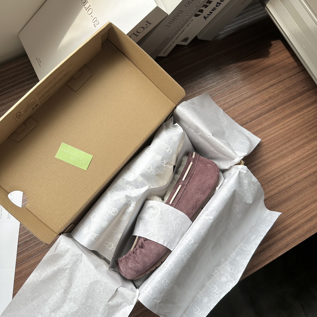 🔥现货上新新版女士经典羊毛豆豆鞋全新原版专柜级品质 全新包装鞋内：17mm澳洲羊毛鞋面：防水防污涂层/纯