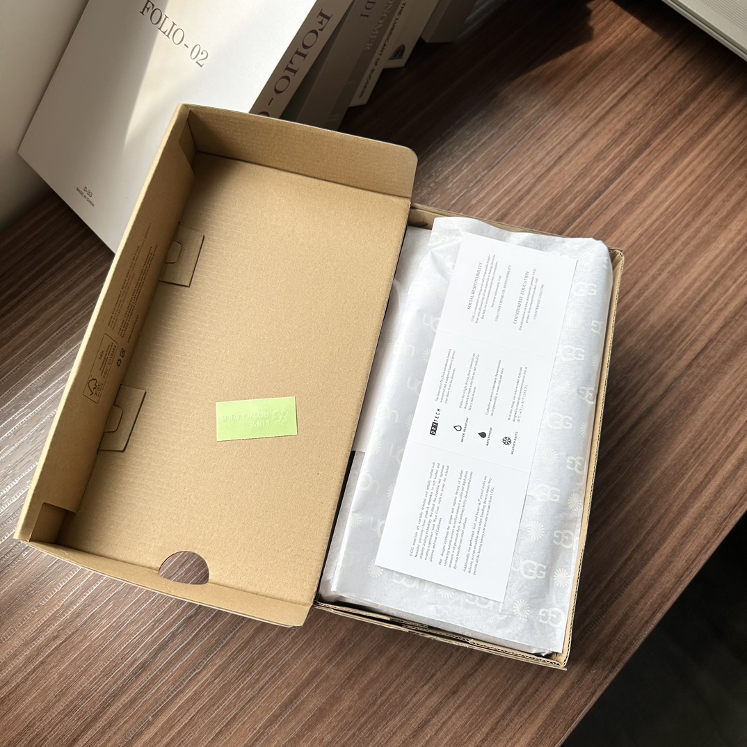 🔥现货上新新版女士经典羊毛豆豆鞋全新原版专柜级品质 全新包装鞋内：17mm澳洲羊毛鞋面：防水防污涂层/纯