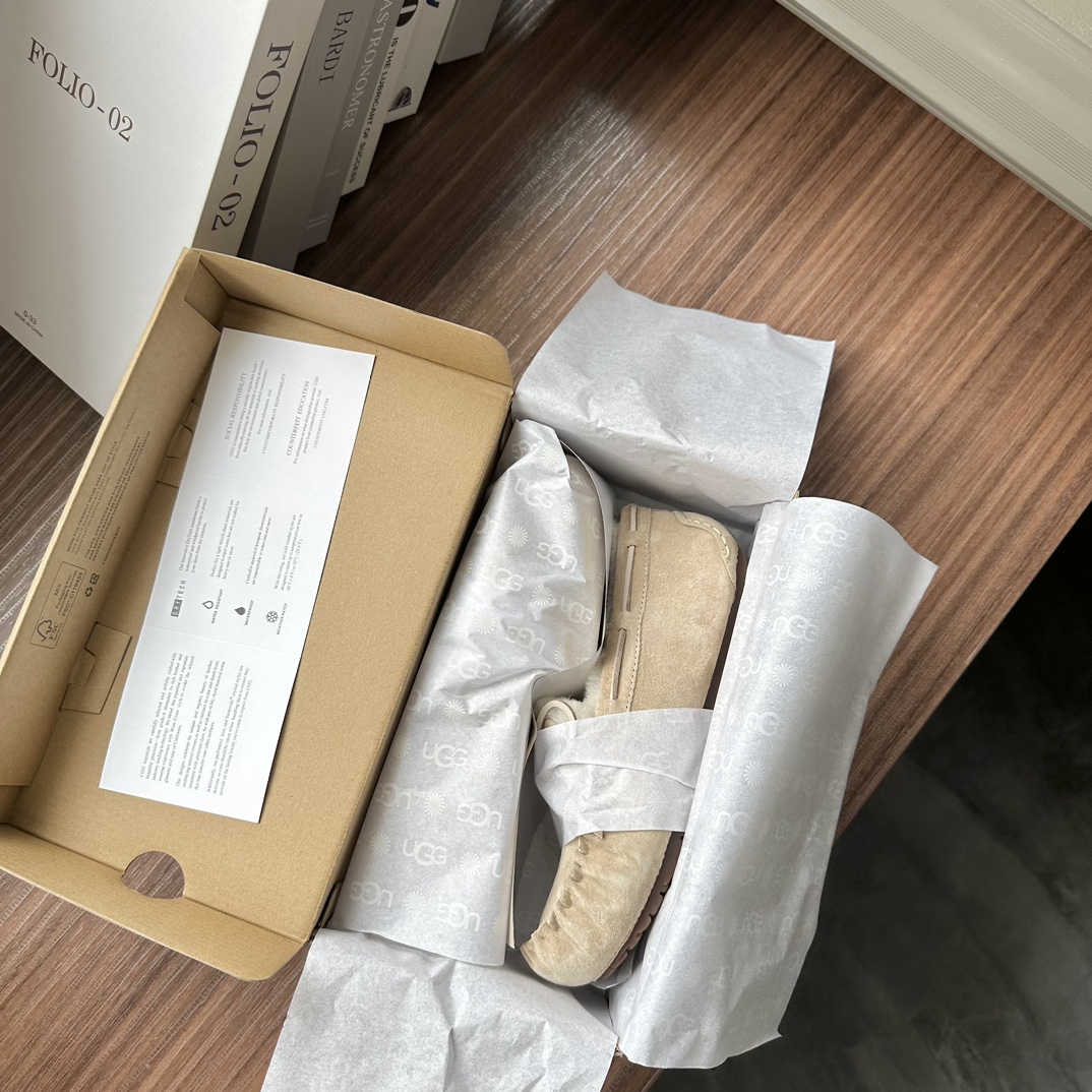 🔥现货上新：新版女士经典羊毛豆豆鞋全新原版专柜级品质 全新包装鞋内：17mm澳洲羊毛鞋面：防水防污涂层/