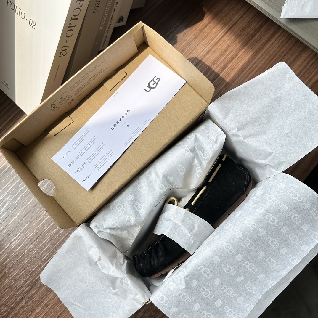 🔥现货上新：新版女士经典羊毛豆豆鞋全新原版专柜级品质 全新包装鞋内：17mm澳洲羊毛鞋面：防水防污涂层/