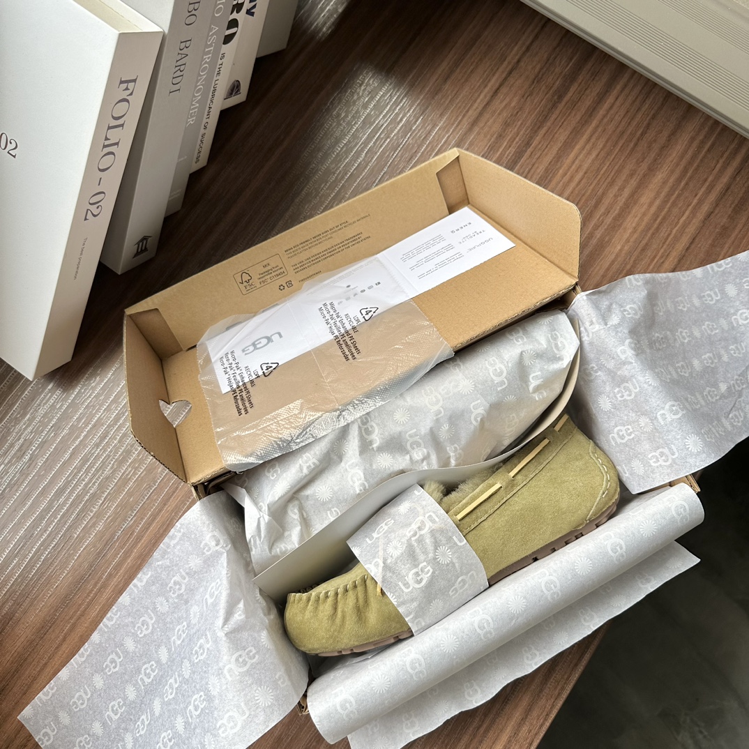 🔥现货上新：新版女士海外彩色羊毛豆豆鞋全新原版专柜级品质 全新包装鞋内：17mm澳洲羊毛鞋面：防水防污涂
