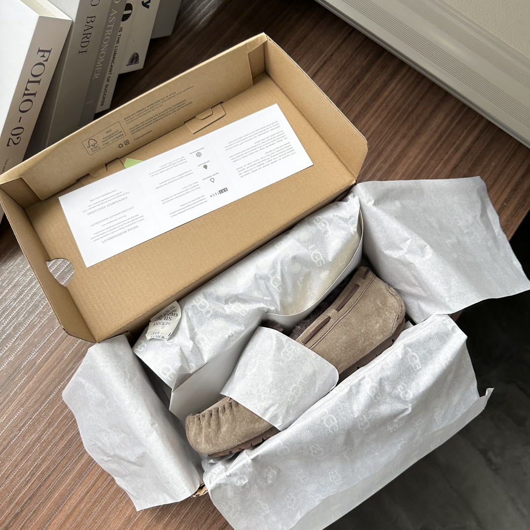 🔥现货上新：新版女士海外彩色羊毛豆豆鞋全新原版专柜级品质 全新包装鞋内：17mm澳洲羊毛鞋面：防水防污涂