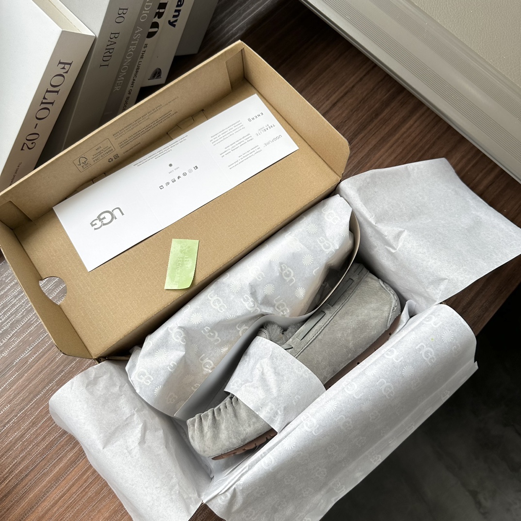 🔥现货上新：新版女士海外彩色羊毛豆豆鞋全新原版专柜级品质 全新包装鞋内：17mm澳洲羊毛鞋面：防水防污涂
