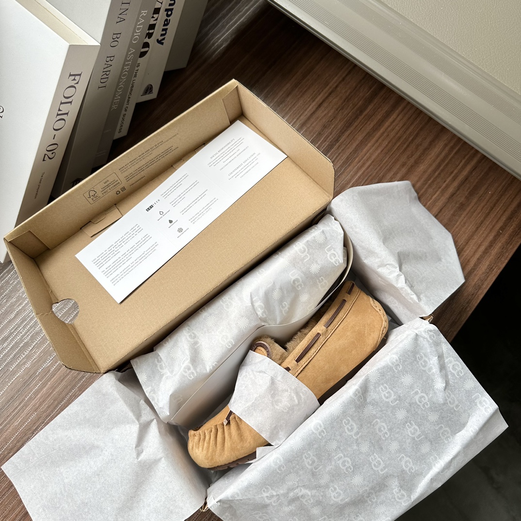 🔥现货上新：新版女士海外彩色羊毛豆豆鞋全新原版专柜级品质 全新包装鞋内：17mm澳洲羊毛鞋面：防水防污涂