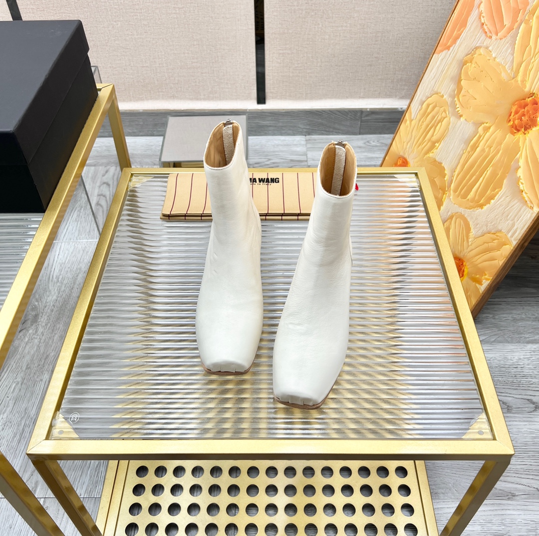 UMA WANG Ballet Boots: Classic, Comfortable, and Stylish Italian Artistry (Plant: p. 925)