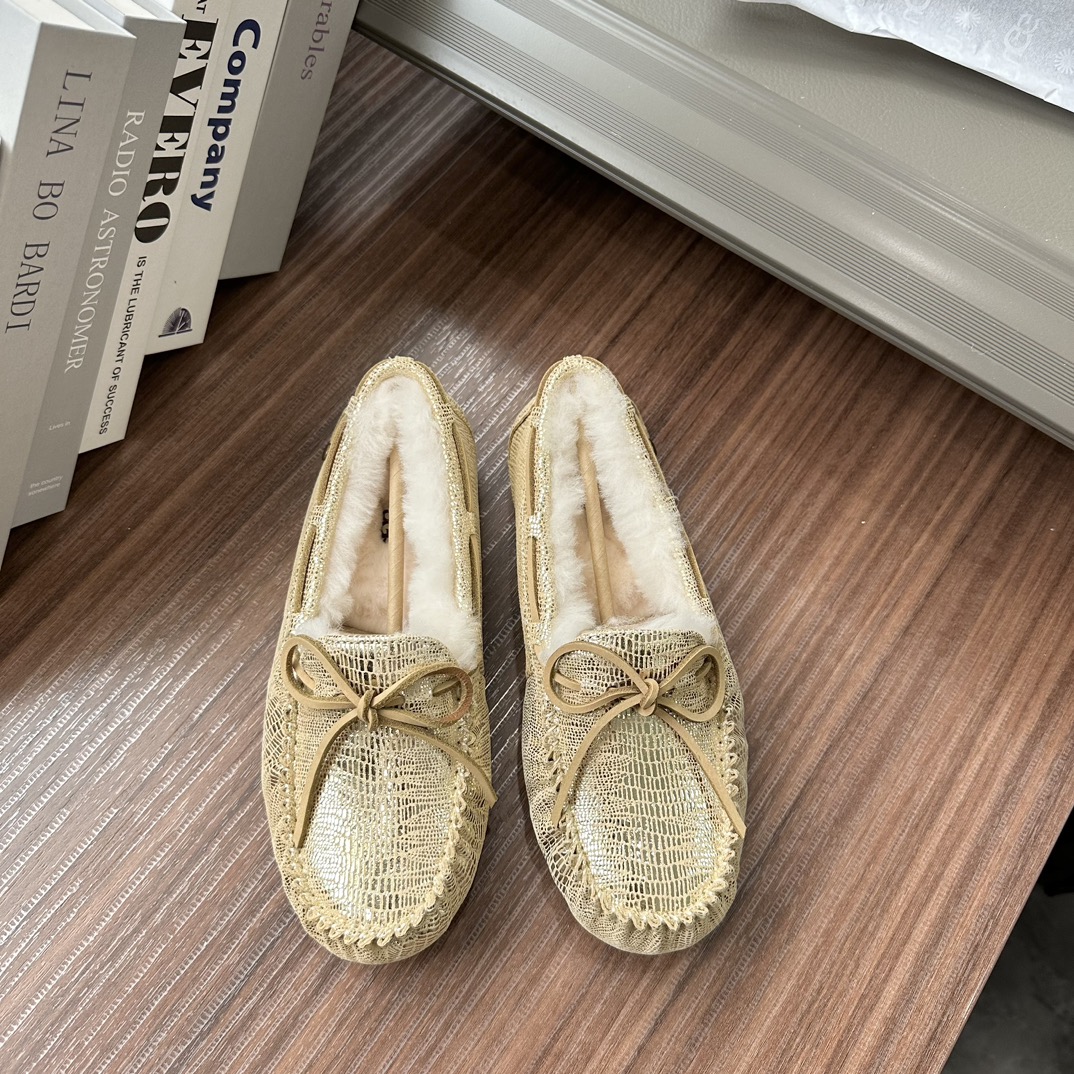 🔥现货上新：25年新版女士光面蜥蜴纹羊毛豆豆鞋全新原版专柜级品质 全新包装鞋内：17mm澳洲羊毛鞋面：防