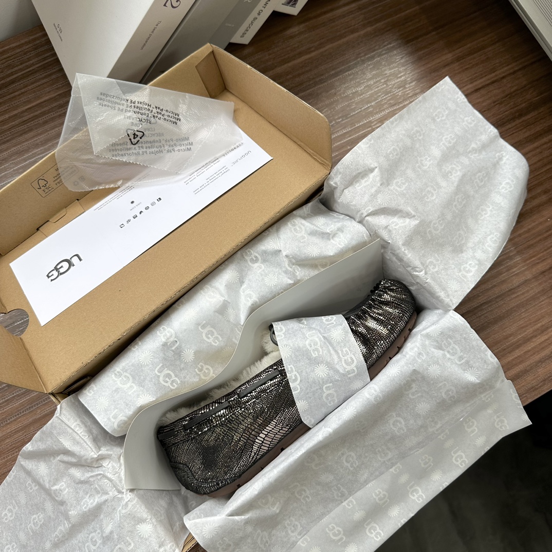 🔥现货上新：25年新版女士光面蜥蜴纹羊毛豆豆鞋全新原版专柜级品质 全新包装鞋内：17mm澳洲羊毛鞋面：防