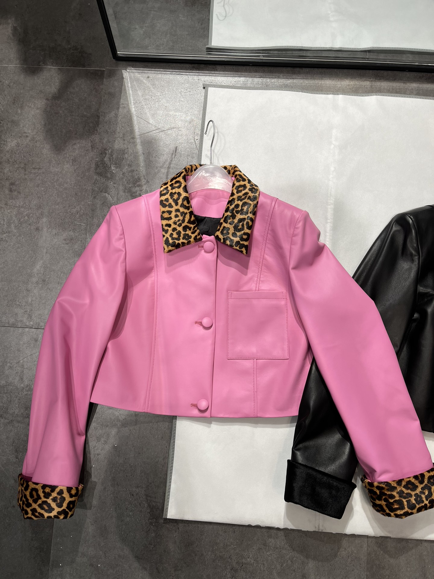 NO:872028,, miumiu style small sheepskin coat, the collar is a super stylish leopard print, made of horse hair, very stylish, the color is super white. You can add a few pieces of black horse hair, and the back is black leather with zebra pattern horse hair. Size S-19860909,miumiu风羊皮小外套,领子是超洋气的豹纹,马毛材质,很有型,这个颜色超级显白.黑黑马毛还可以接几件,后面就是黑皮配斑马纹马毛了. 尺寸S- Xl码,宽松版型,上身超级显瘦,罗意威-服装,loewe,miumiu,jackets & coats,sheepskin,,Women's clothing