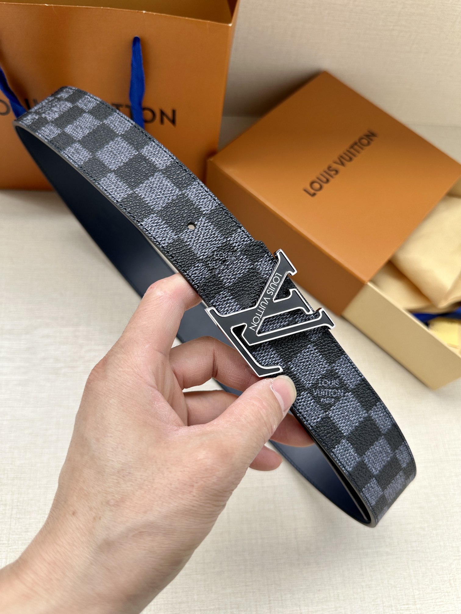 Original. Este cinturón de doble cara LV Initiales se centra en el clásico patrón Damier de la marca, con lona Damier G…