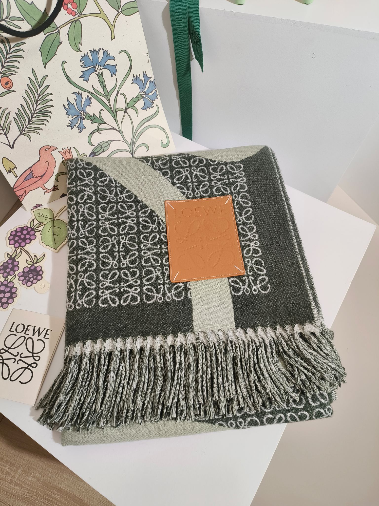 💟low 罗意威皮标方毯 火热的单品 简单抽象的logo设计 不那么高调 低调且奢华 手感柔软 做工精细