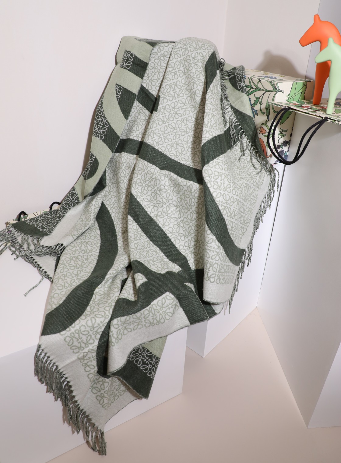 💟low 罗意威皮标方毯 火热的单品 简单抽象的logo设计 不那么高调 低调且奢华 手感柔软 做工精细