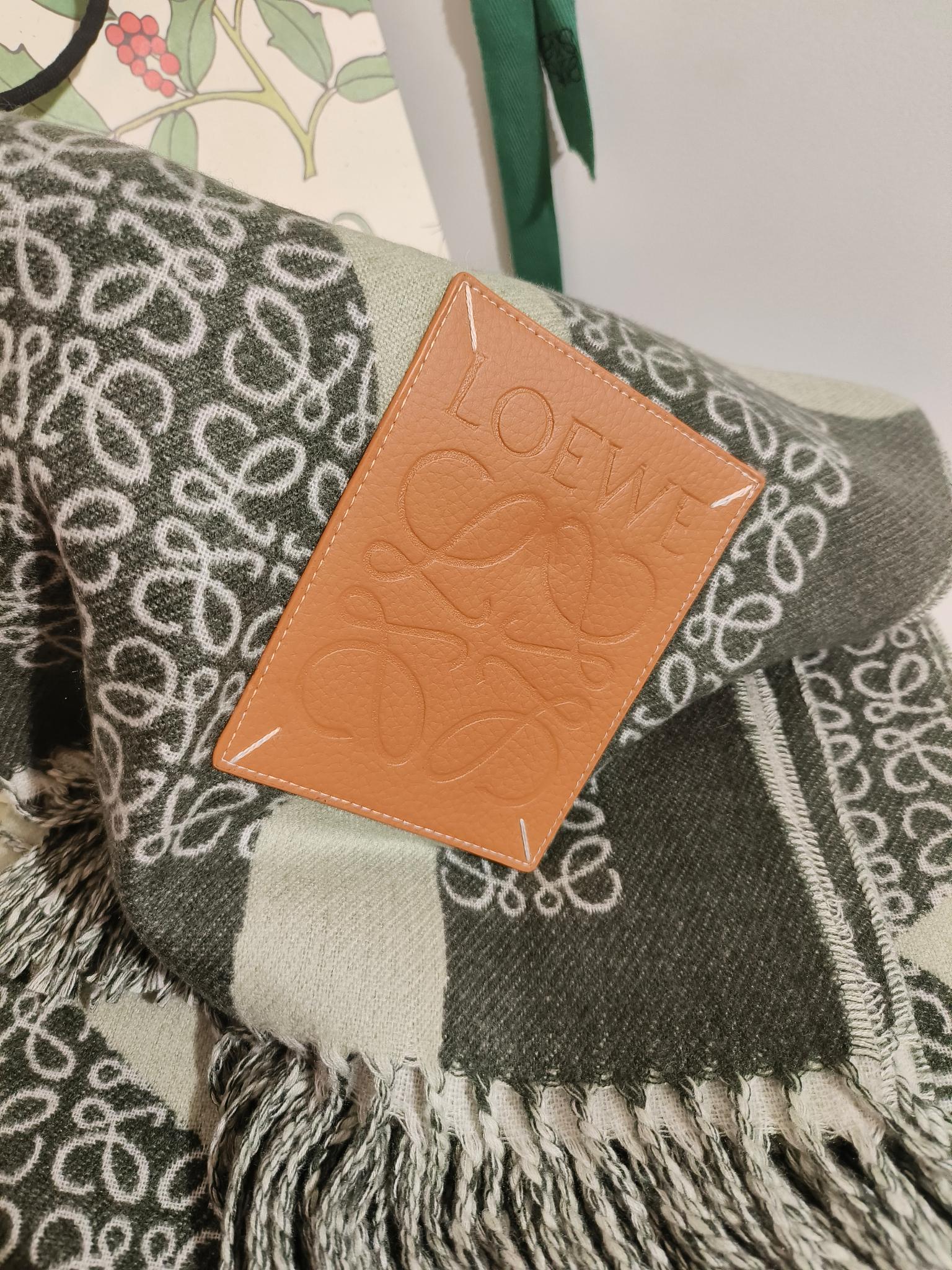 💟low 罗意威皮标方毯 火热的单品 简单抽象的logo设计 不那么高调 低调且奢华 手感柔软 做工精细