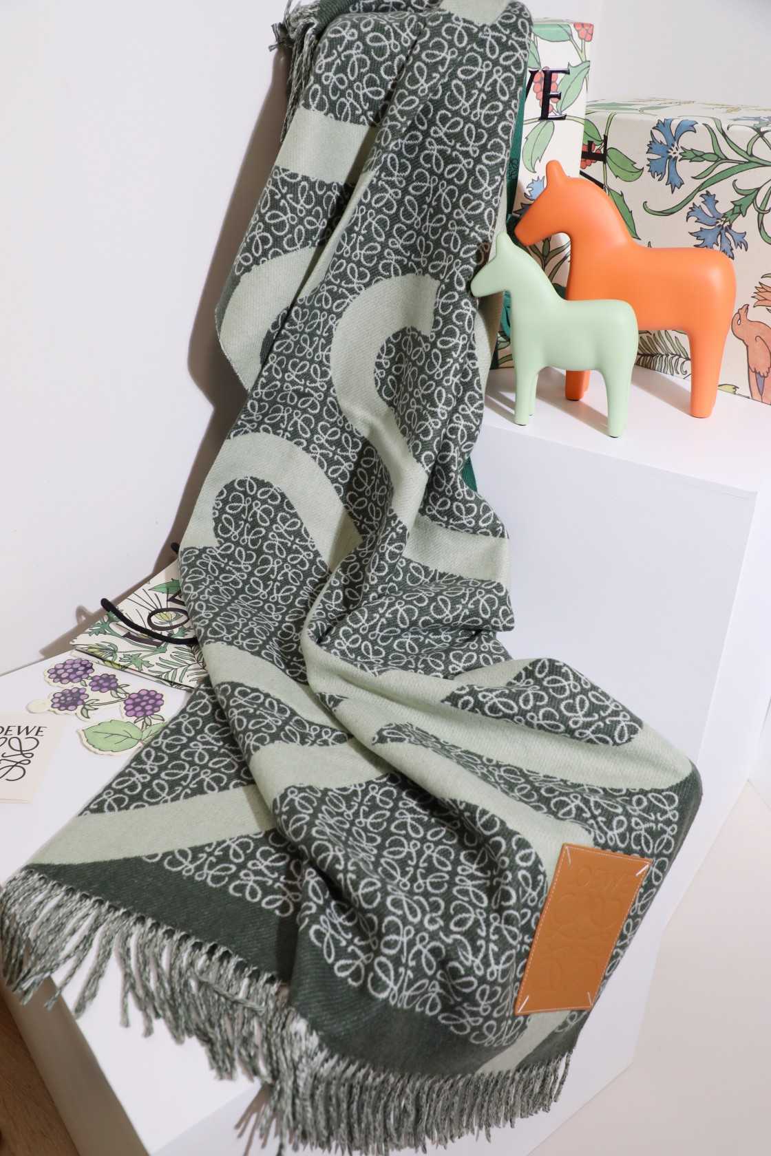 💟low 罗意威皮标方毯 火热的单品 简单抽象的logo设计 不那么高调 低调且奢华 手感柔软 做工精细