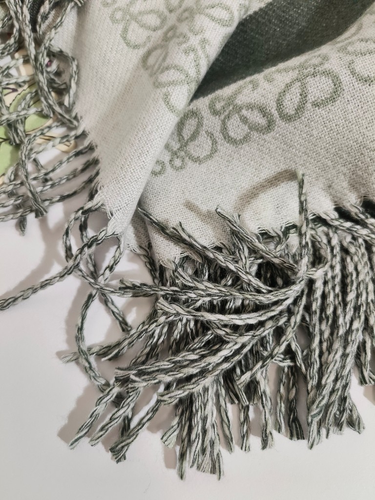 💟low 罗意威皮标方毯 火热的单品 简单抽象的logo设计 不那么高调 低调且奢华 手感柔软 做工精细