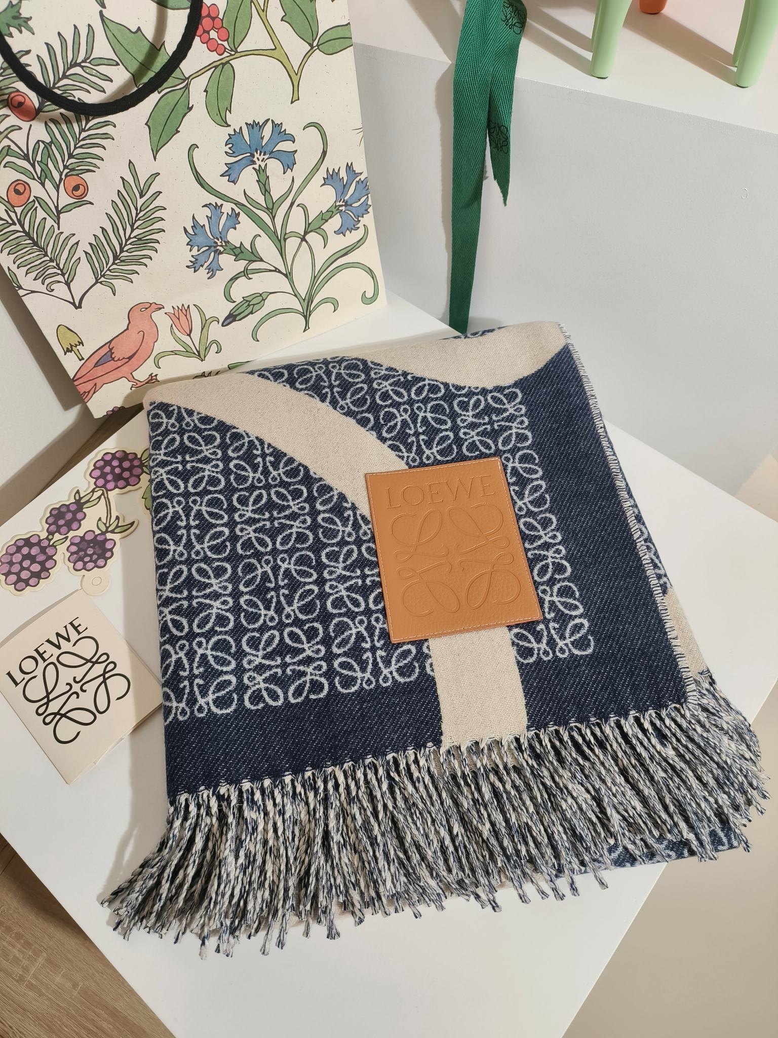 💟low 罗意威皮标方毯 火热的单品 简单抽象的logo设计 不那么高调 低调且奢华 手感柔软 做工精细