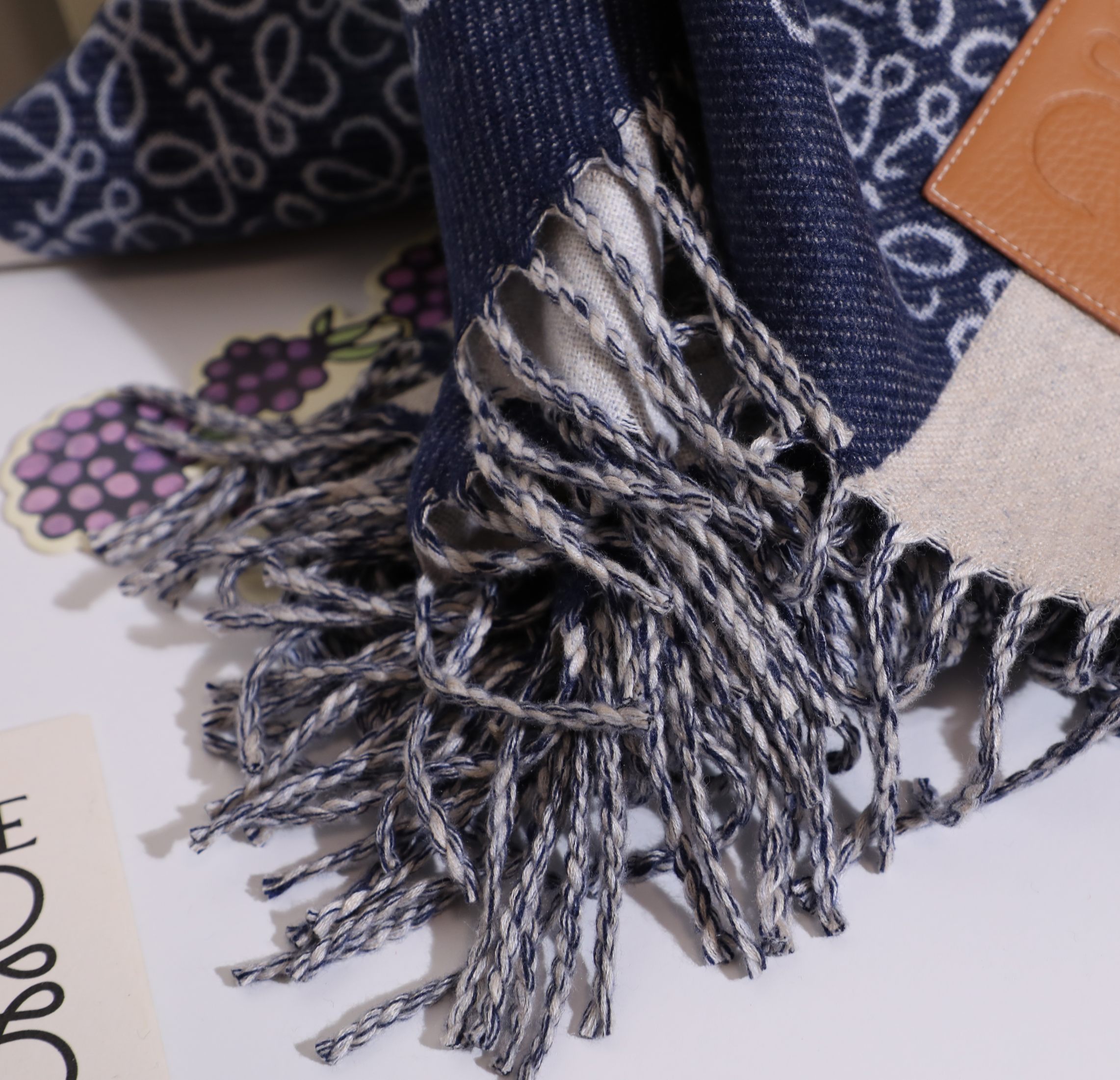 💟low 罗意威皮标方毯 火热的单品 简单抽象的logo设计 不那么高调 低调且奢华 手感柔软 做工精细