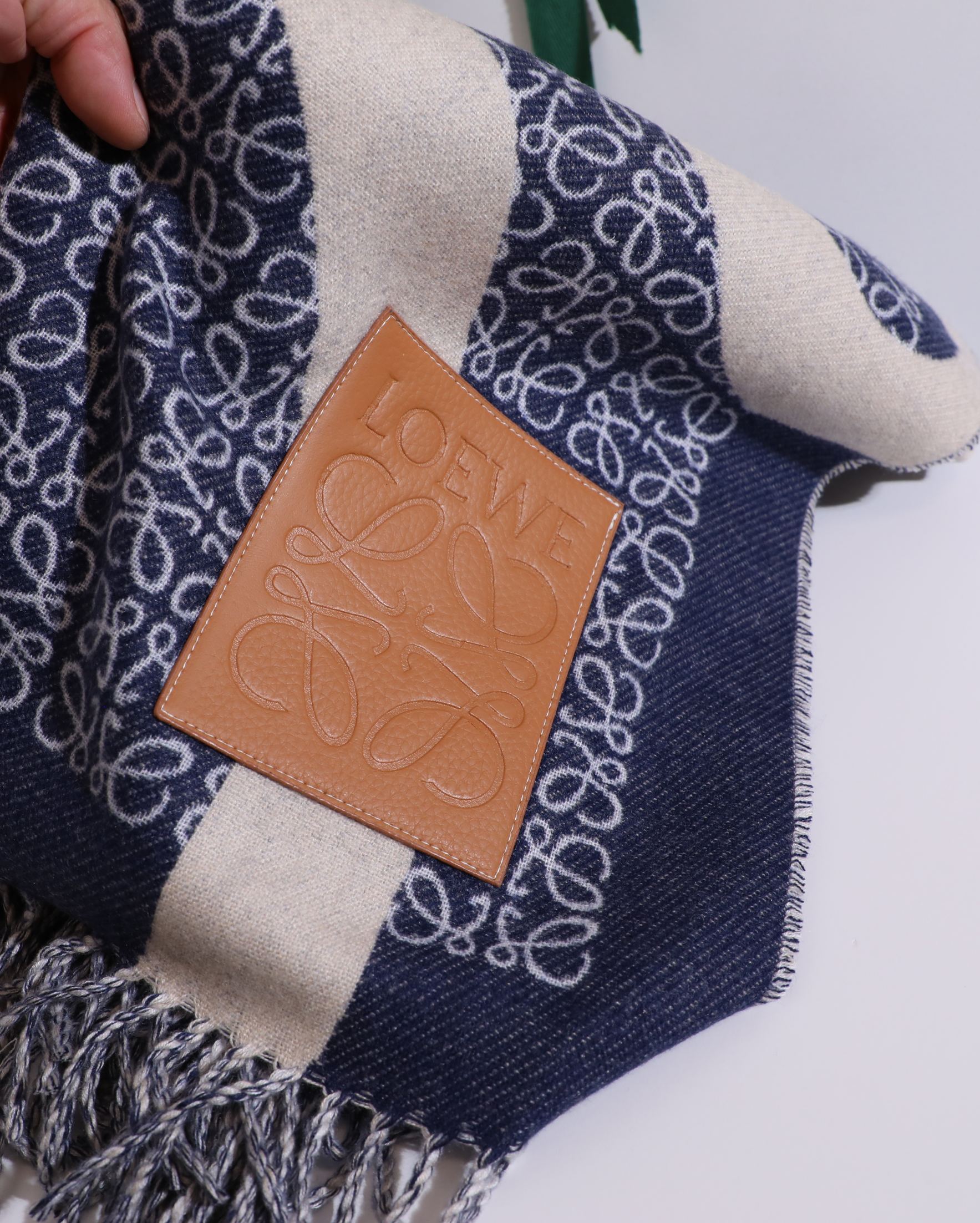 💟low 罗意威皮标方毯 火热的单品 简单抽象的logo设计 不那么高调 低调且奢华 手感柔软 做工精细