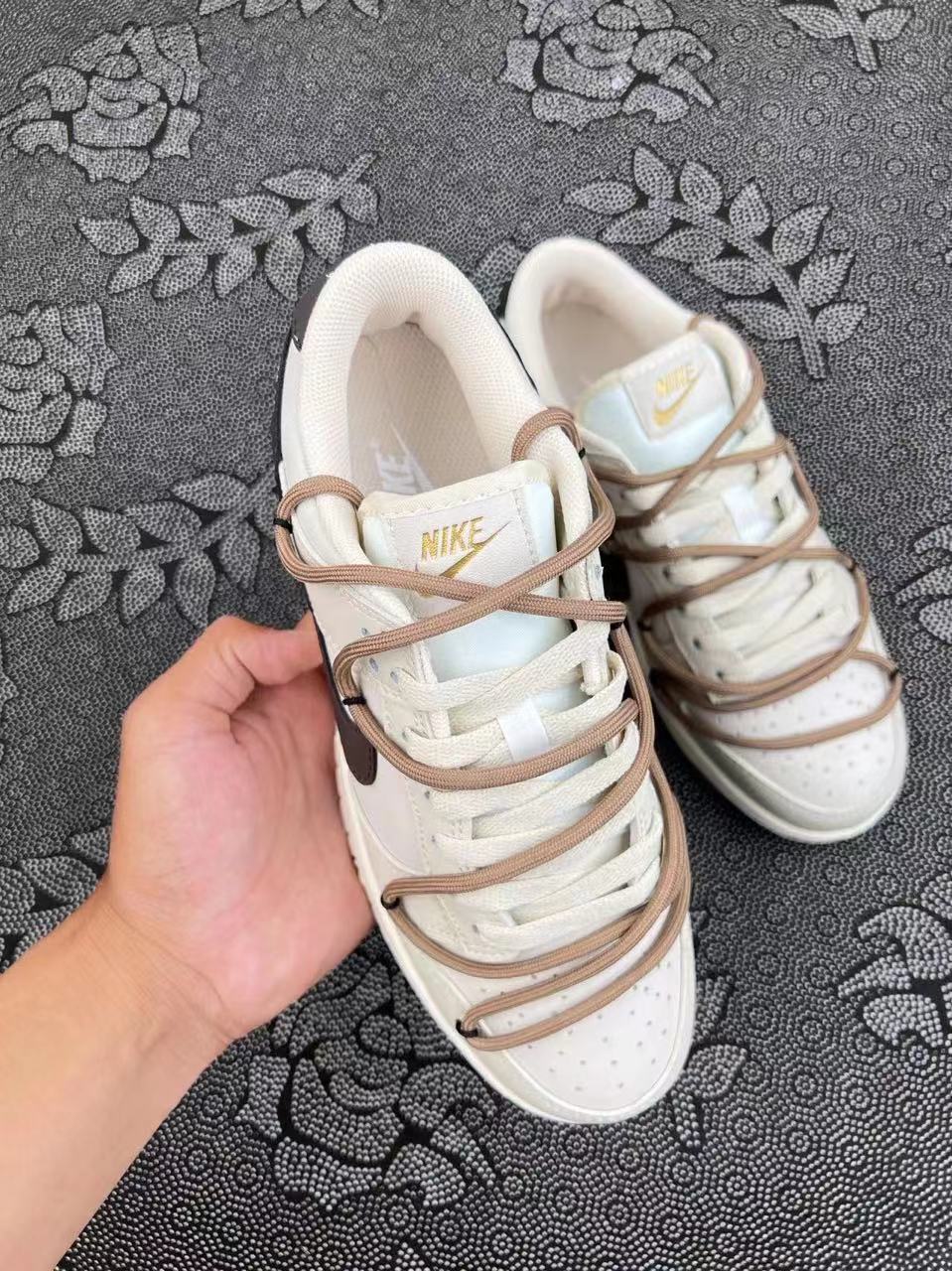 ? 正品定制Nike Dunk Low Coconut Mik 星星低帮板鞋 大地色?