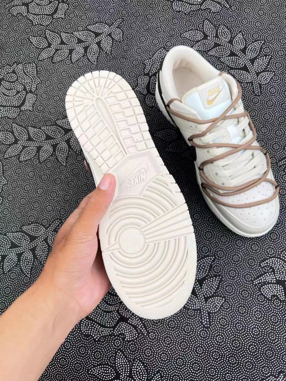 ? 正品定制Nike Dunk Low Coconut Mik 星星低帮板鞋 大地色?