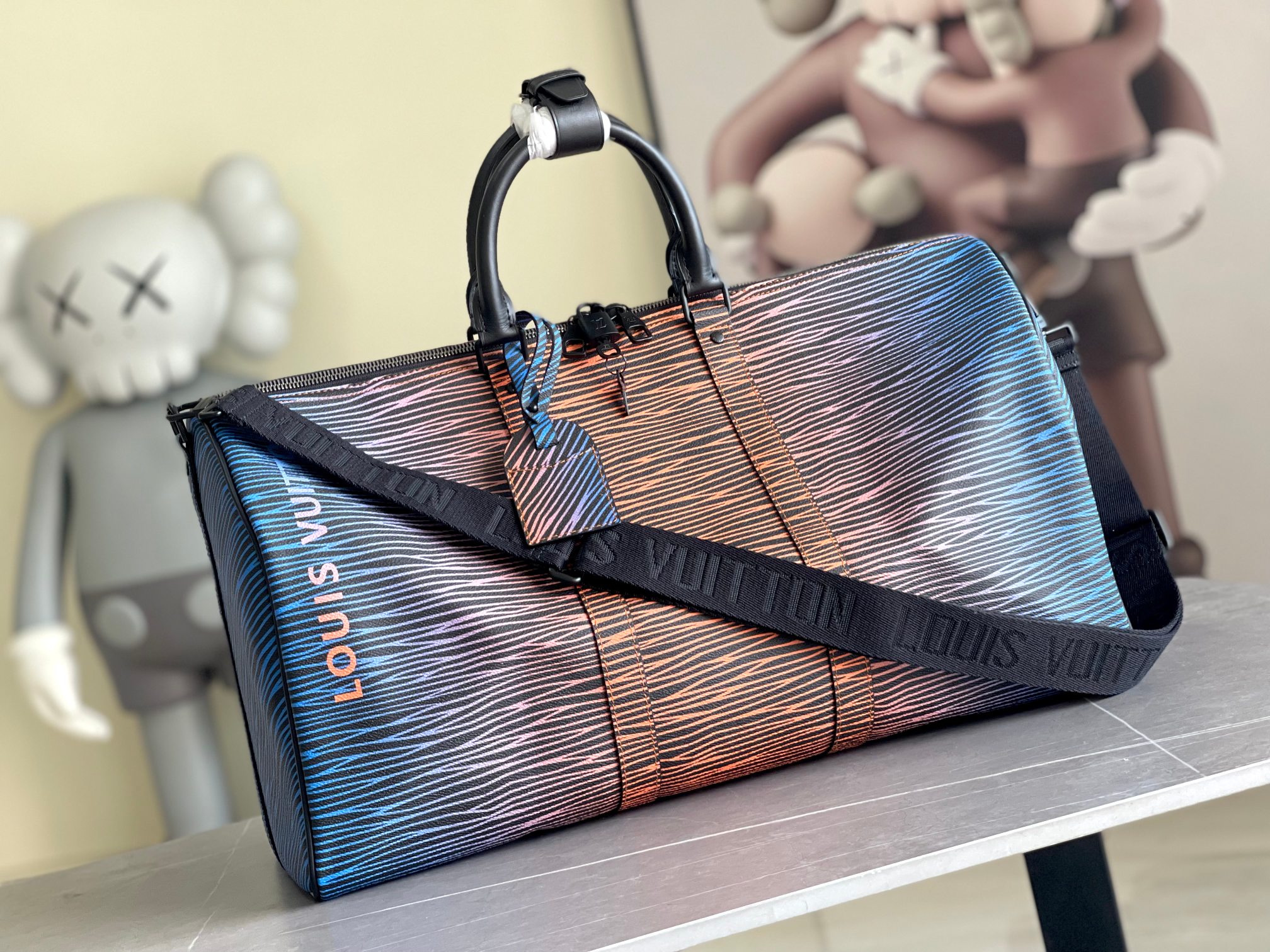 NO:186511,Authentic grade Top original list M23174 new version This Keepall Bandoulière 50 travel bag is Monogram Shadow leather full-frame Monogram embossed, paired with matte metal parts, achieving a minimalist design, and the cabin luggage size is suitable for short trips. Keepall soft travel bag series was born in the era, and is classic and elegant today. Size 50 x 29 x 23 cm, authentic LV, louis vuitton19860909正品级  顶级原单 M23174新版本 本款 Keepall Bandoulière 50 旅行袋为 Monogram Shadow 皮革铺陈全幅 Monogram 压纹,搭配哑光金属件,成就极简主义设计,机舱行李尺寸适宜短途旅行.Keepall 软质旅行袋系列诞生于 年代,当下经典风雅如旧.尺寸50 x 29 x 23 厘米,正品级LV,louis vuitton,Bag