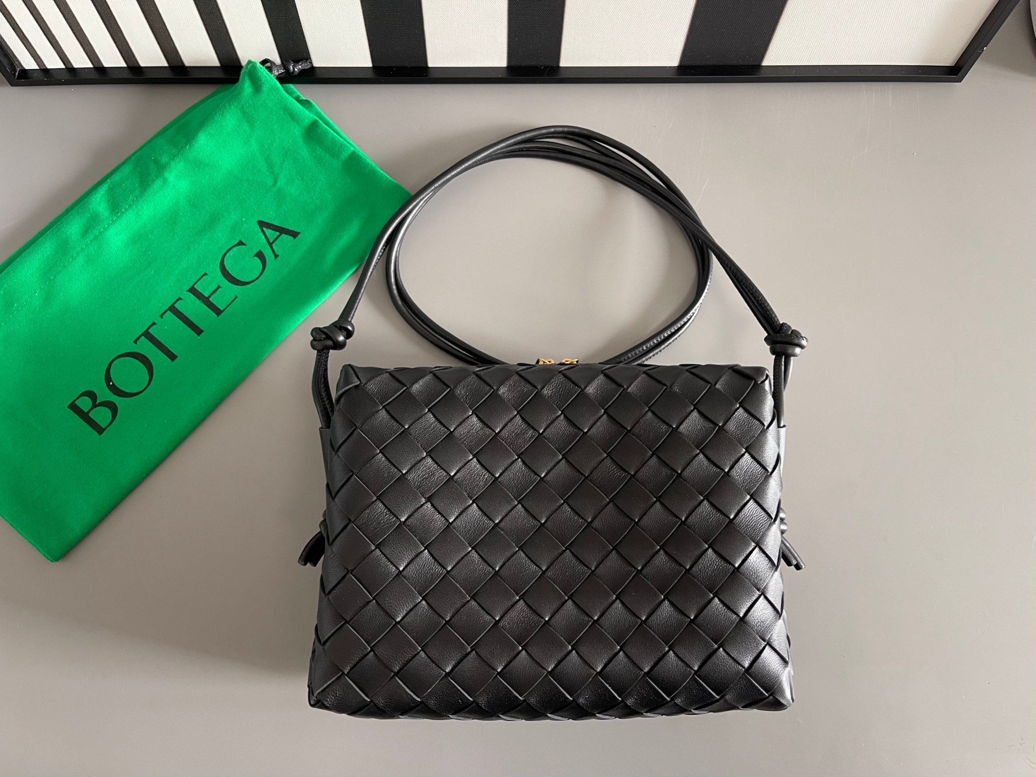 Bottega Veneta bv new second generation large messenger bag - classic woven logo The body of the bag is made of selected original sheepskin. The