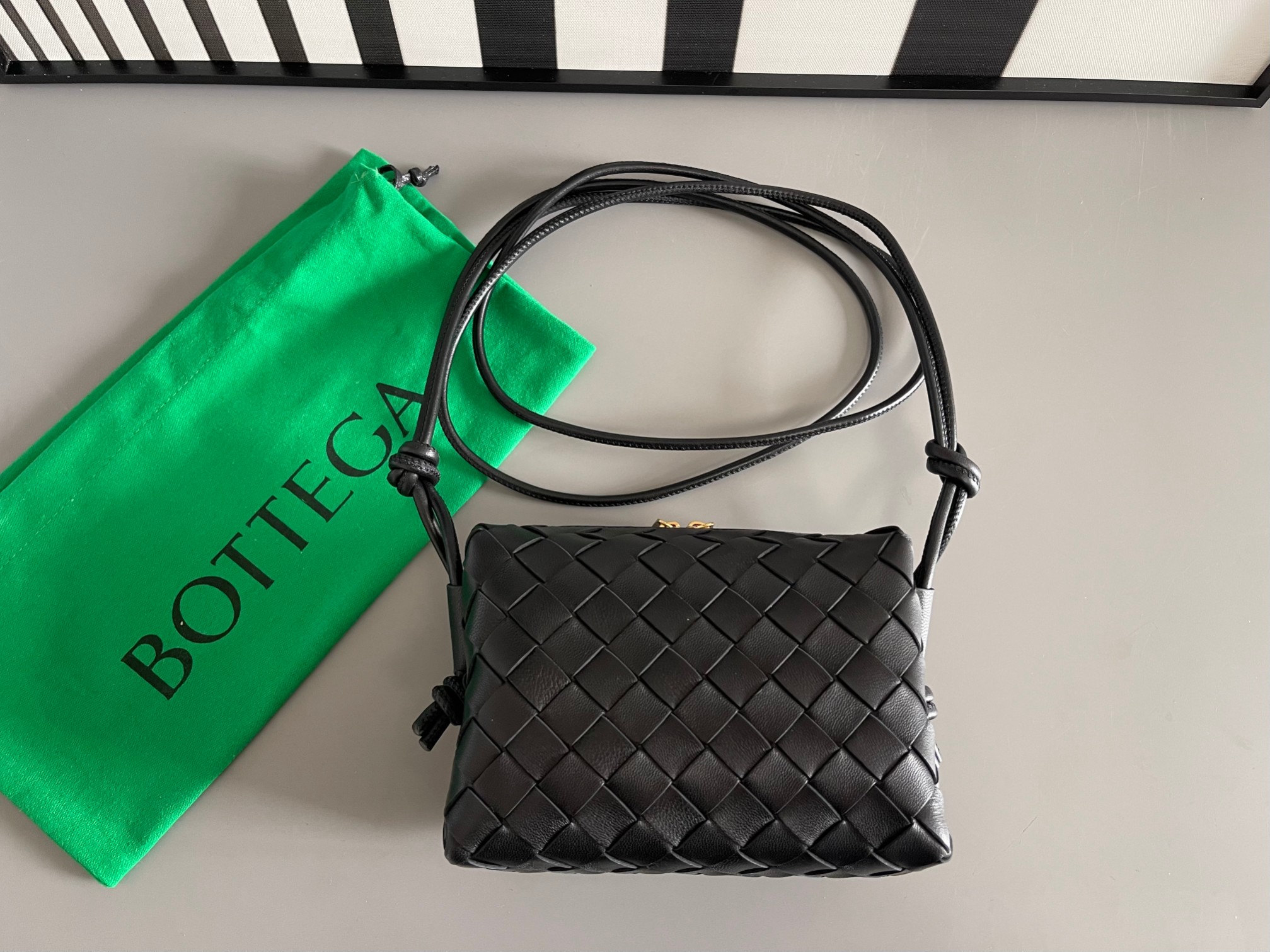 Bottega Veneta bv's new second generation small woven mini round square bag. The camera bag is super cute. The body of the bag is made of importe