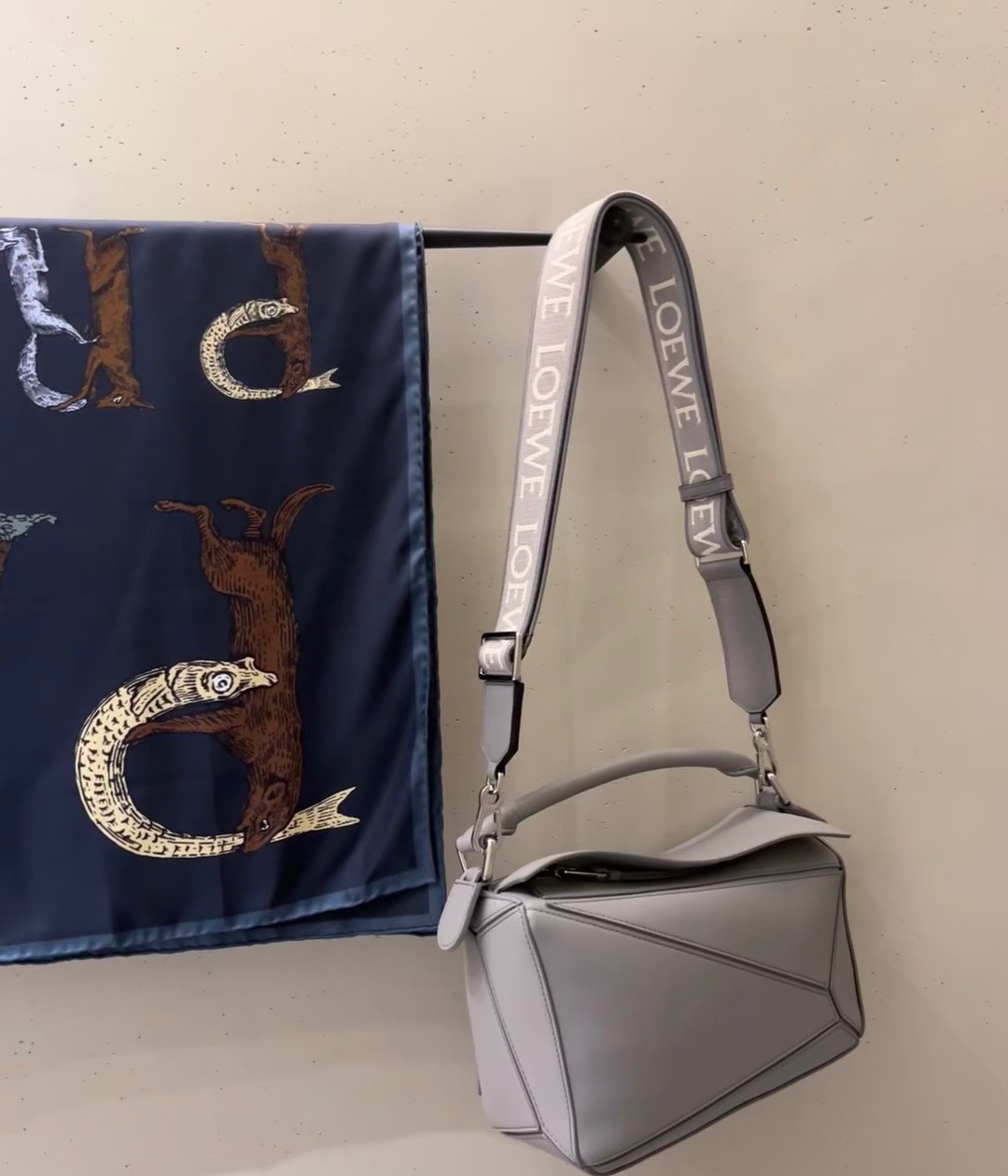 NO:659153,The uzzle is paired with wide shoulder straps. Pearlescent gray is very nice. Donut embroidered shoulder straps (purchased separately)19860909uzzle搭配宽肩带 珠光灰很nice,甜甜圈 刺绣肩带（单独购买）,Bag