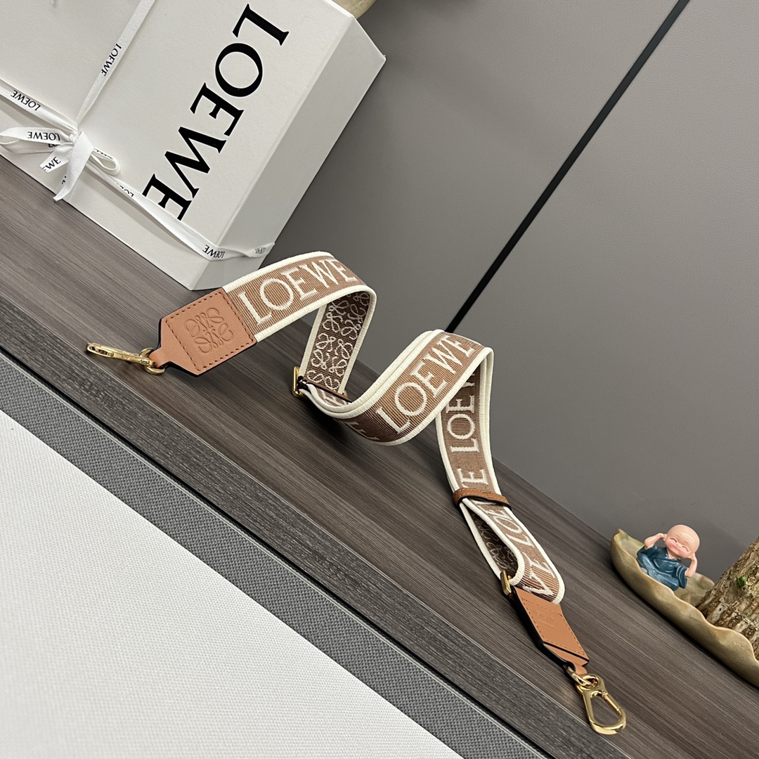 NO:659149,Anagram jacquard double-sided embroidered shoulder strap in stock New product (brown with brown) Shoulder strap length 1050-40mm (adjustable length) Model 651935, donut embroidered shoulder strap (purchased separately)19860909Anagram 提花双面刺绣肩带 现货 新品（棕配棕） 肩带长度1050-40mm（调节长度） 型号651935,甜甜圈 刺绣肩带（单独购买）,Bag