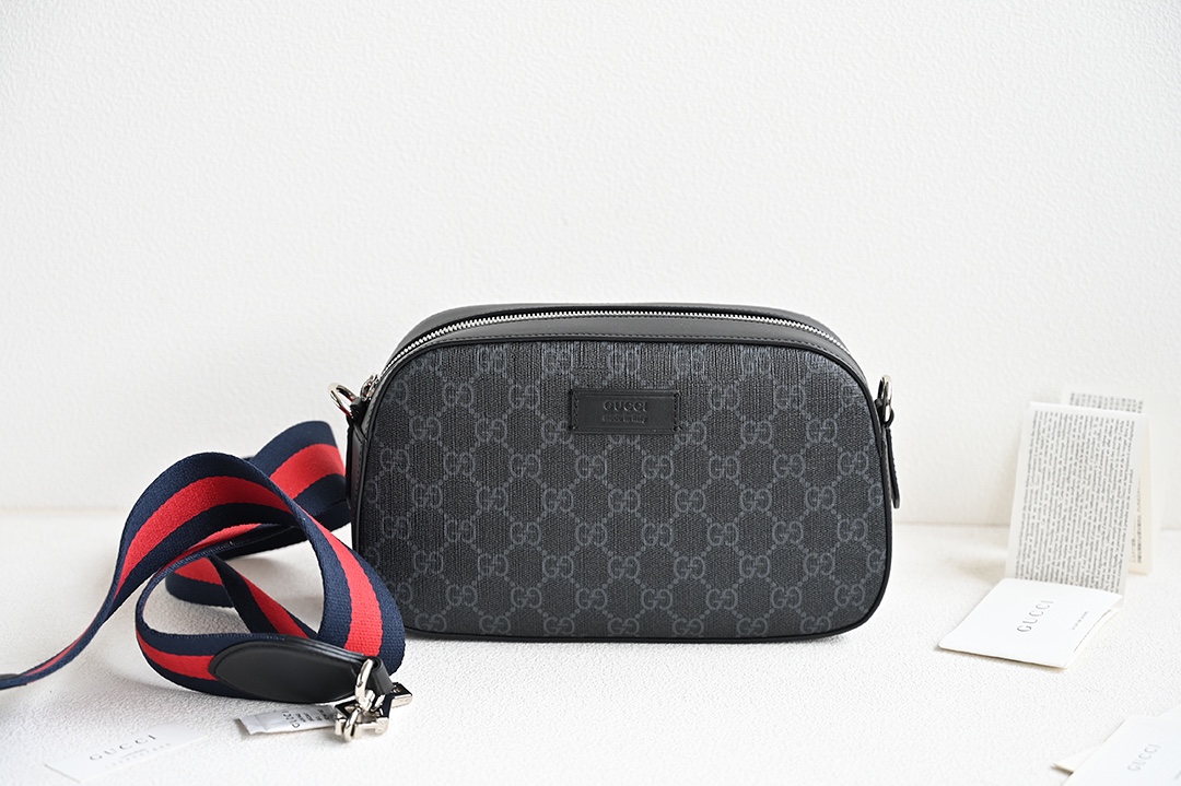 Gucci's small shoulder bag has a slightly stiff rectangular shape, combined with GG Supreme canvas material, which is reminiscent of traditional