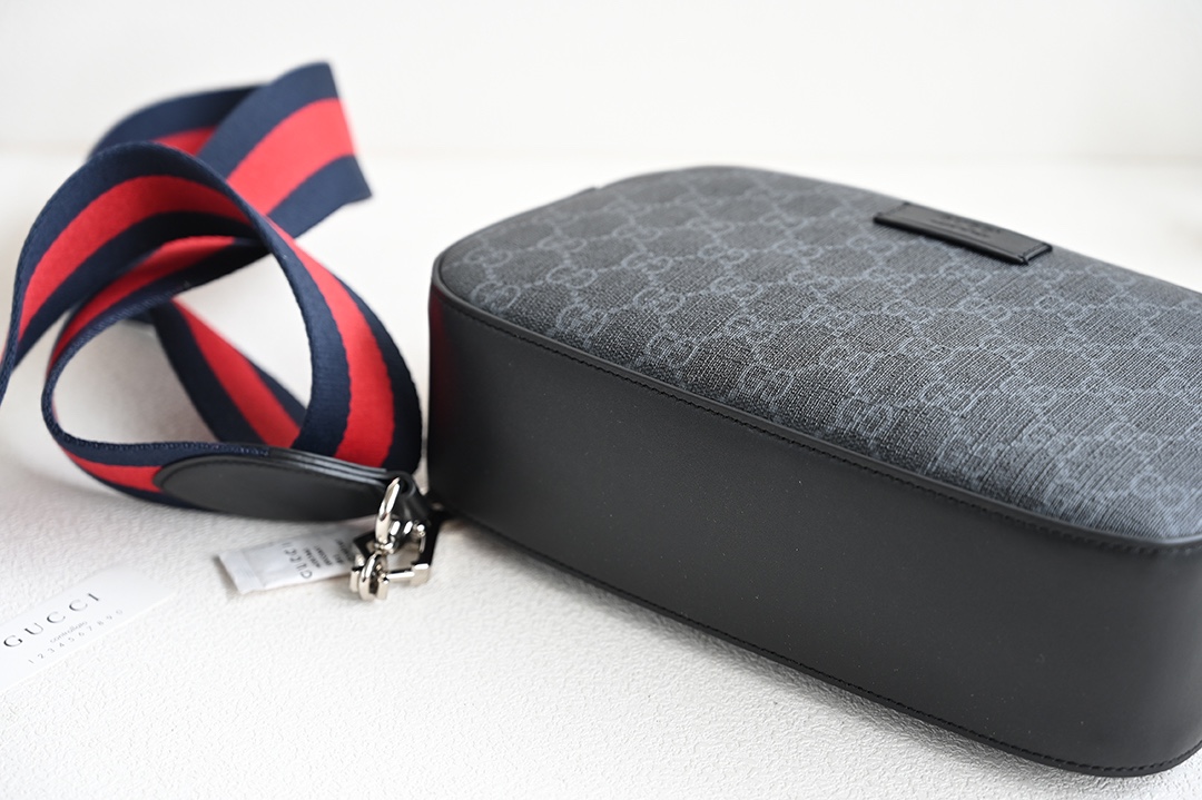 Gucci's small shoulder bag has a slightly stiff rectangular shape, combined with GG Supreme canvas material, which is reminiscent of traditional