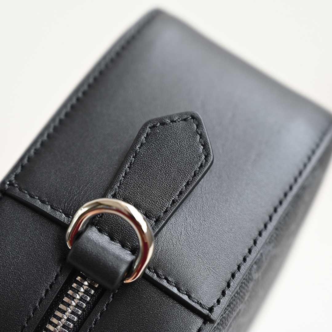 Gucci 574886g glue details
