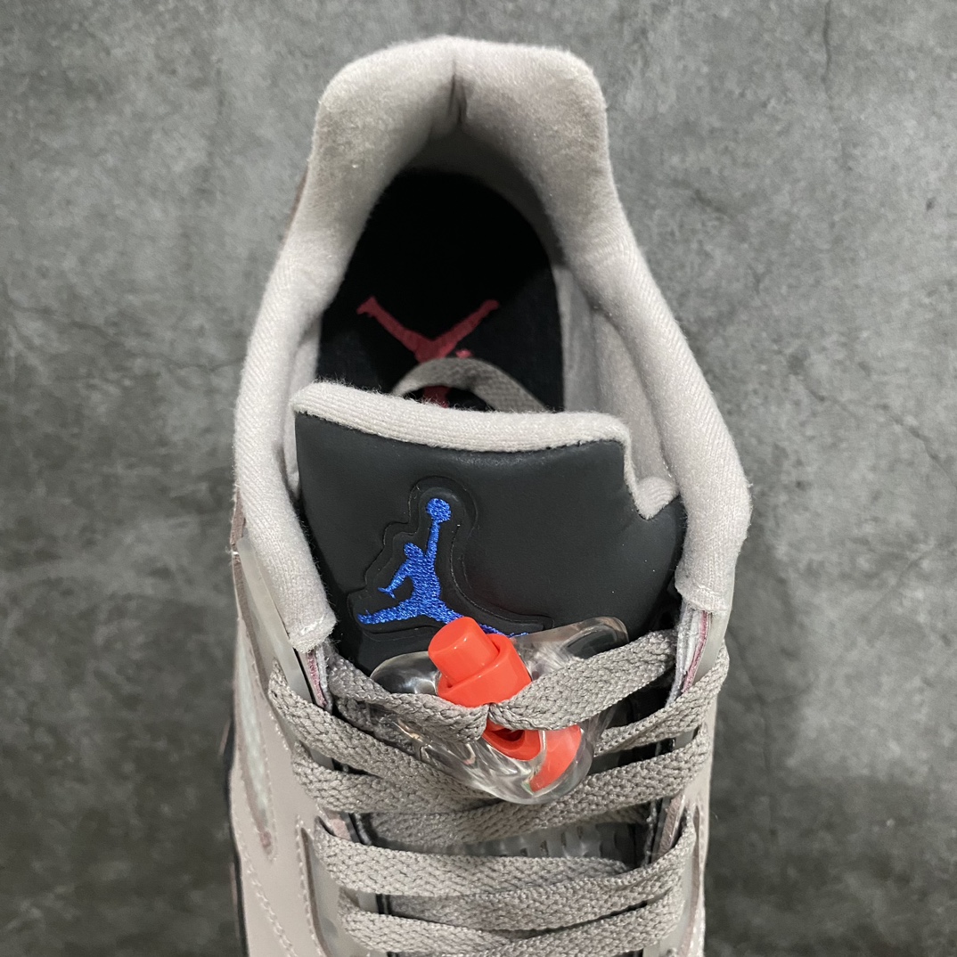 图片[8]-【原厂批次】Air Jordan 5 Retro Low \”PSG\” 低帮 灰蓝大巴黎联名 AJ5 低邦 灰银大巴黎 DX6325-204nn鞋身整体以大面积灰色麂皮材质打造，据悉灵感来源于大巴黎22/23赛季球衣配色。整体颜值十分低调。此外鞋带扣部分使用了亮橙色点缀，鞋舌也采用了黑色设计，标志性的Jumpman Logos则使用蓝色缝线打造。透气网格侧面还带有”PANAME“字样标签。中底部分的标志性锯齿设计使用了银色呈现，并且上面带有黑色泼墨点缀。鞋底也使用黑色中底搭配水晶外底拼接设计。后跟则有一个独特的火漆印章，展现了PSG x Jordan Brandd的联合标志，颇具辨识度。 尺码：36 36.5 37.5 38 38.5 39 40 40.5 41 42 42.5 43 44 44.5 45 46 47.5-莆田鞋批发中心