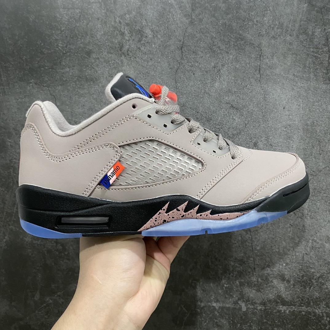 【原厂批次】Air Jordan 5 Retro Low \”PSG\” 低帮 灰蓝大巴黎联名 AJ5 低邦 灰银大巴黎 DX6325-204nn鞋身整体以大面积灰色麂皮材质打造，据悉灵感来源于大巴黎22/23赛季球衣配色。整体颜值十分低调。此外鞋带扣部分使用了亮橙色点缀，鞋舌也采用了黑色设计，标志性的Jumpman Logos则使用蓝色缝线打造。透气网格侧面还带有”PANAME“字样标签。中底部分的标志性锯齿设计使用了银色呈现，并且上面带有黑色泼墨点缀。鞋底也使用黑色中底搭配水晶外底拼接设计。后跟则有一个独特的火漆印章，展现了PSG x Jordan Brandd的联合标志，颇具辨识度。 尺码：36 36.5 37.5 38 38.5 39 40 40.5 41 42 42.5 43 44 44.5 45 46 47.5-莆田鞋批发中心