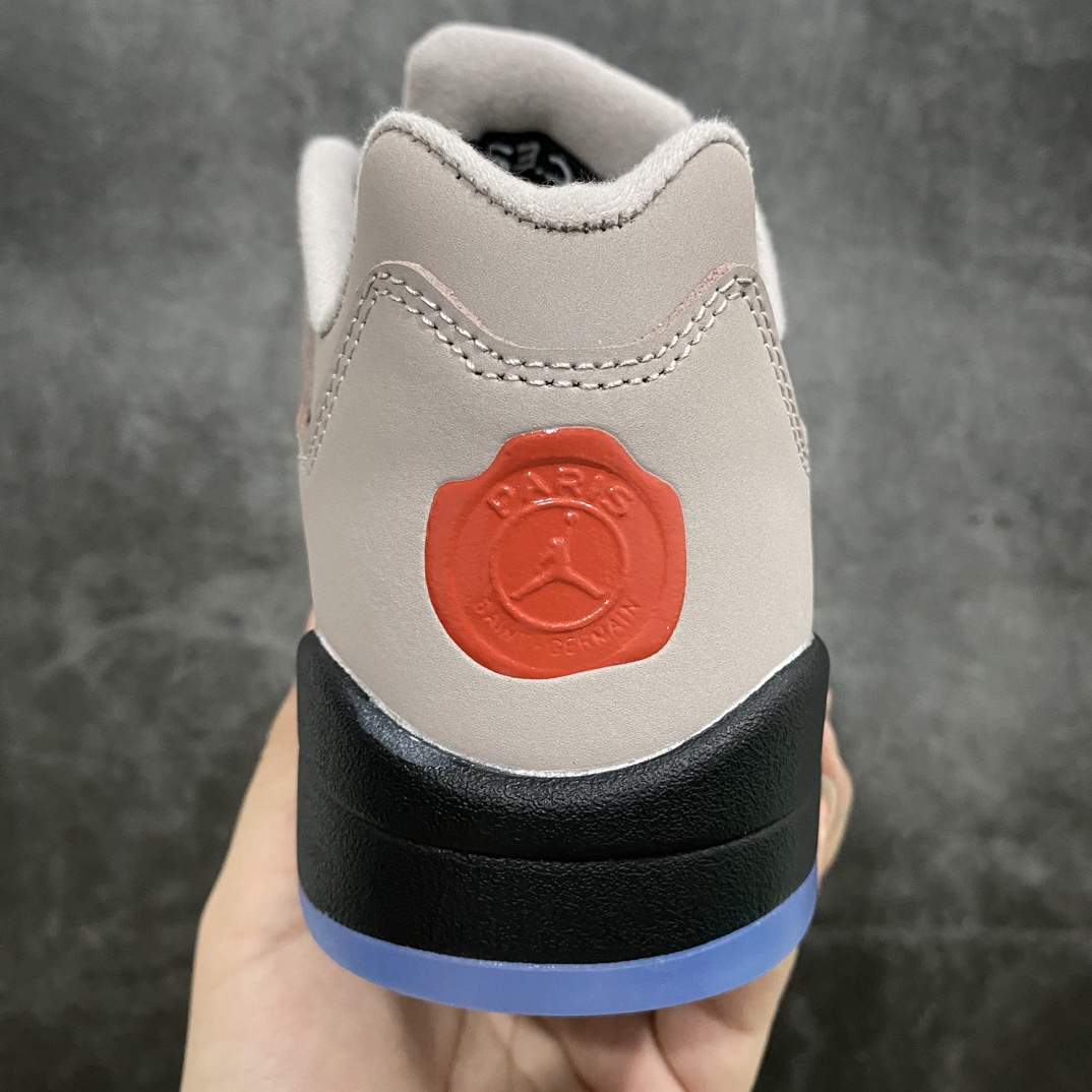 图片[4]-【原厂批次】Air Jordan 5 Retro Low \”PSG\” 低帮 灰蓝大巴黎联名 AJ5 低邦 灰银大巴黎 DX6325-204nn鞋身整体以大面积灰色麂皮材质打造，据悉灵感来源于大巴黎22/23赛季球衣配色。整体颜值十分低调。此外鞋带扣部分使用了亮橙色点缀，鞋舌也采用了黑色设计，标志性的Jumpman Logos则使用蓝色缝线打造。透气网格侧面还带有”PANAME“字样标签。中底部分的标志性锯齿设计使用了银色呈现，并且上面带有黑色泼墨点缀。鞋底也使用黑色中底搭配水晶外底拼接设计。后跟则有一个独特的火漆印章，展现了PSG x Jordan Brandd的联合标志，颇具辨识度。 尺码：36 36.5 37.5 38 38.5 39 40 40.5 41 42 42.5 43 44 44.5 45 46 47.5-莆田鞋批发中心