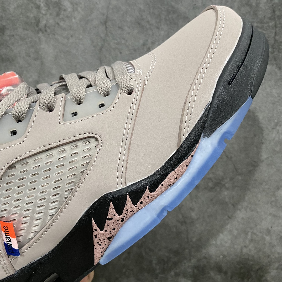 图片[6]-【原厂批次】Air Jordan 5 Retro Low \”PSG\” 低帮 灰蓝大巴黎联名 AJ5 低邦 灰银大巴黎 DX6325-204nn鞋身整体以大面积灰色麂皮材质打造，据悉灵感来源于大巴黎22/23赛季球衣配色。整体颜值十分低调。此外鞋带扣部分使用了亮橙色点缀，鞋舌也采用了黑色设计，标志性的Jumpman Logos则使用蓝色缝线打造。透气网格侧面还带有”PANAME“字样标签。中底部分的标志性锯齿设计使用了银色呈现，并且上面带有黑色泼墨点缀。鞋底也使用黑色中底搭配水晶外底拼接设计。后跟则有一个独特的火漆印章，展现了PSG x Jordan Brandd的联合标志，颇具辨识度。 尺码：36 36.5 37.5 38 38.5 39 40 40.5 41 42 42.5 43 44 44.5 45 46 47.5-莆田鞋批发中心