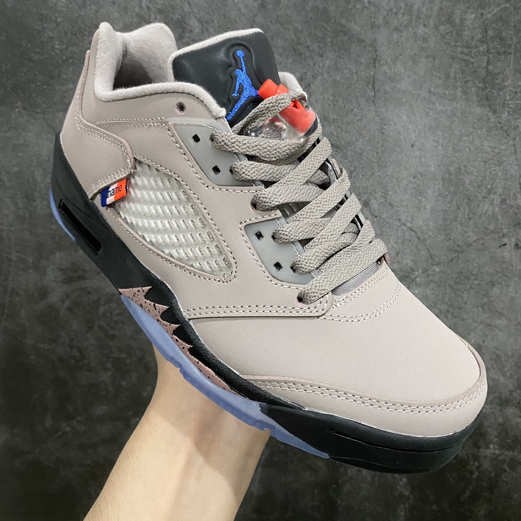 图片[3]-【原厂批次】Air Jordan 5 Retro Low \”PSG\” 低帮 灰蓝大巴黎联名 AJ5 低邦 灰银大巴黎 DX6325-204nn鞋身整体以大面积灰色麂皮材质打造，据悉灵感来源于大巴黎22/23赛季球衣配色。整体颜值十分低调。此外鞋带扣部分使用了亮橙色点缀，鞋舌也采用了黑色设计，标志性的Jumpman Logos则使用蓝色缝线打造。透气网格侧面还带有”PANAME“字样标签。中底部分的标志性锯齿设计使用了银色呈现，并且上面带有黑色泼墨点缀。鞋底也使用黑色中底搭配水晶外底拼接设计。后跟则有一个独特的火漆印章，展现了PSG x Jordan Brandd的联合标志，颇具辨识度。 尺码：36 36.5 37.5 38 38.5 39 40 40.5 41 42 42.5 43 44 44.5 45 46 47.5-莆田鞋批发中心