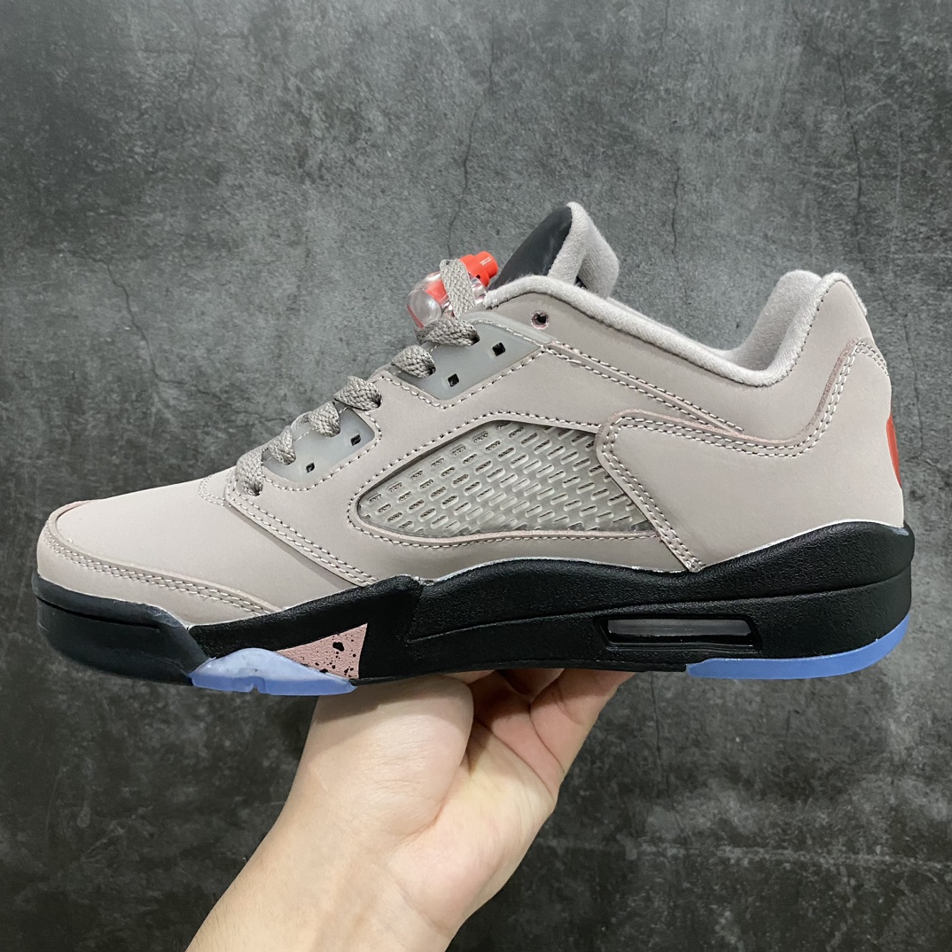 图片[2]-【原厂批次】Air Jordan 5 Retro Low \”PSG\” 低帮 灰蓝大巴黎联名 AJ5 低邦 灰银大巴黎 DX6325-204nn鞋身整体以大面积灰色麂皮材质打造，据悉灵感来源于大巴黎22/23赛季球衣配色。整体颜值十分低调。此外鞋带扣部分使用了亮橙色点缀，鞋舌也采用了黑色设计，标志性的Jumpman Logos则使用蓝色缝线打造。透气网格侧面还带有”PANAME“字样标签。中底部分的标志性锯齿设计使用了银色呈现，并且上面带有黑色泼墨点缀。鞋底也使用黑色中底搭配水晶外底拼接设计。后跟则有一个独特的火漆印章，展现了PSG x Jordan Brandd的联合标志，颇具辨识度。 尺码：36 36.5 37.5 38 38.5 39 40 40.5 41 42 42.5 43 44 44.5 45 46 47.5-莆田鞋批发中心