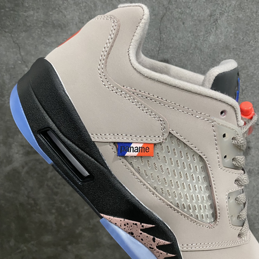 图片[7]-【原厂批次】Air Jordan 5 Retro Low \”PSG\” 低帮 灰蓝大巴黎联名 AJ5 低邦 灰银大巴黎 DX6325-204nn鞋身整体以大面积灰色麂皮材质打造，据悉灵感来源于大巴黎22/23赛季球衣配色。整体颜值十分低调。此外鞋带扣部分使用了亮橙色点缀，鞋舌也采用了黑色设计，标志性的Jumpman Logos则使用蓝色缝线打造。透气网格侧面还带有”PANAME“字样标签。中底部分的标志性锯齿设计使用了银色呈现，并且上面带有黑色泼墨点缀。鞋底也使用黑色中底搭配水晶外底拼接设计。后跟则有一个独特的火漆印章，展现了PSG x Jordan Brandd的联合标志，颇具辨识度。 尺码：36 36.5 37.5 38 38.5 39 40 40.5 41 42 42.5 43 44 44.5 45 46 47.5-莆田鞋批发中心