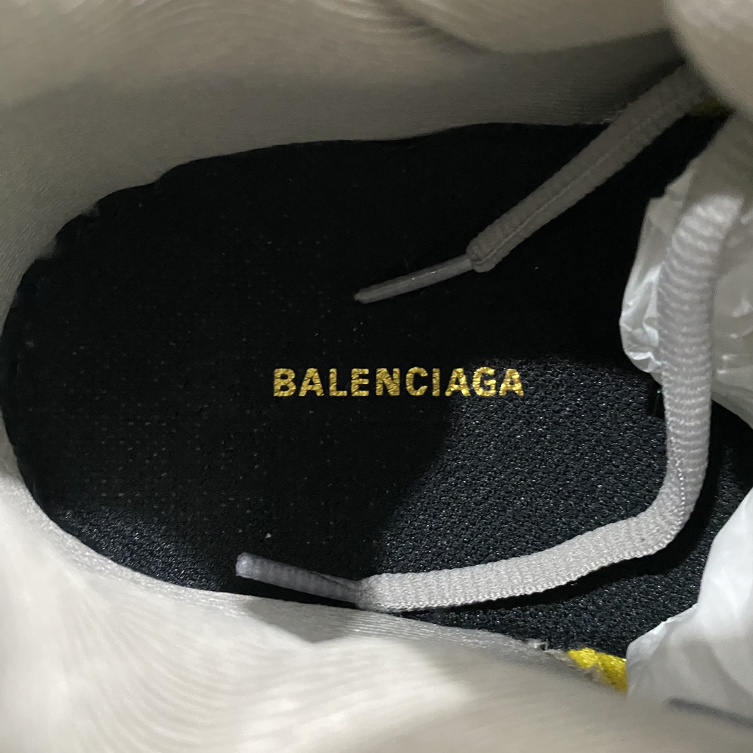 图片[5]-【纯原VG版】 BALENCIAGA Track 3.0 巴黎世家三代复古老爹鞋 灰黄 正确做旧版n 全套原纸板楦头开发 最原汁原味的灵魂版型 全鞋荧光划线卡点 胶水把控整洁度追求极致完美 每一双都是工艺品 多重QC质检 超越公司货的品控标准 实实在在的免检产品 原盒原配 正确字体电绣 粗细、位置、大小正确 侧边TPU 透气孔匹配意产原版 正确气垫分离大底 TPU软底 原版一致大底LOGO 立体感十足 原厂皮料水洗做旧 采购原厂网纱 该款鞋采用网眼布和尼龙制成 不含皮革 鞋舌饰有Track.2橡胶品牌标识 外侧饰有橡胶品牌标识 泡沫后帮压印品牌标识 外底正面压印BB标识 由176块饰片拼接而成的铰接式鞋面 侧面配金属质感网眼布 内面配有额外金属光泽饰件 包含1副鞋带和1副备用鞋带 后帮配有拉环鞋提 动态鞋底设计 为双脚带来后续的助力  正常尺码Size：35 36 37 38 39 40 41 42 43 44 45 46-莆田鞋批发中心