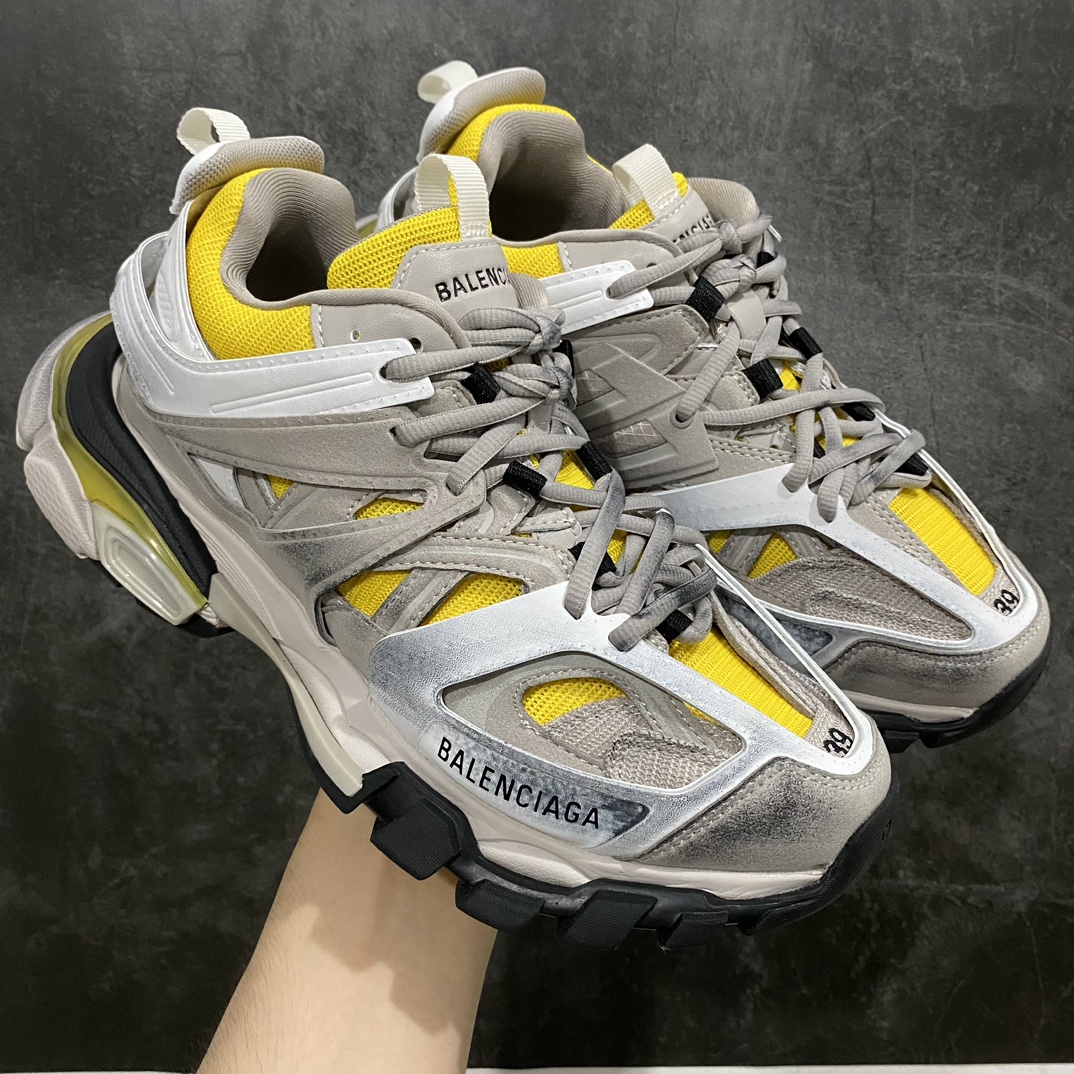 【纯原VG版】 BALENCIAGA Track 3.0 巴黎世家三代复古老爹鞋 灰黄 正确做旧版n 全套原纸板楦头开发 最原汁原味的灵魂版型 全鞋荧光划线卡点 胶水把控整洁度追求极致完美 每一双都是工艺品 多重QC质检 超越公司货的品控标准 实实在在的免检产品 原盒原配 正确字体电绣 粗细、位置、大小正确 侧边TPU 透气孔匹配意产原版 正确气垫分离大底 TPU软底 原版一致大底LOGO 立体感十足 原厂皮料水洗做旧 采购原厂网纱 该款鞋采用网眼布和尼龙制成 不含皮革 鞋舌饰有Track.2橡胶品牌标识 外侧饰有橡胶品牌标识 泡沫后帮压印品牌标识 外底正面压印BB标识 由176块饰片拼接而成的铰接式鞋面 侧面配金属质感网眼布 内面配有额外金属光泽饰件 包含1副鞋带和1副备用鞋带 后帮配有拉环鞋提 动态鞋底设计 为双脚带来后续的助力  正常尺码Size：35 36 37 38 39 40 41 42 43 44 45 46-莆田鞋批发中心