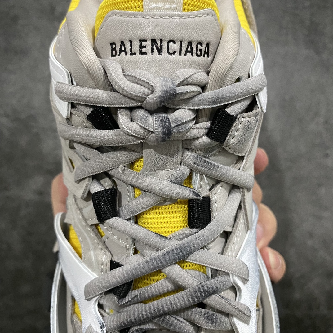 图片[3]-【纯原VG版】 BALENCIAGA Track 3.0 巴黎世家三代复古老爹鞋 灰黄 正确做旧版n 全套原纸板楦头开发 最原汁原味的灵魂版型 全鞋荧光划线卡点 胶水把控整洁度追求极致完美 每一双都是工艺品 多重QC质检 超越公司货的品控标准 实实在在的免检产品 原盒原配 正确字体电绣 粗细、位置、大小正确 侧边TPU 透气孔匹配意产原版 正确气垫分离大底 TPU软底 原版一致大底LOGO 立体感十足 原厂皮料水洗做旧 采购原厂网纱 该款鞋采用网眼布和尼龙制成 不含皮革 鞋舌饰有Track.2橡胶品牌标识 外侧饰有橡胶品牌标识 泡沫后帮压印品牌标识 外底正面压印BB标识 由176块饰片拼接而成的铰接式鞋面 侧面配金属质感网眼布 内面配有额外金属光泽饰件 包含1副鞋带和1副备用鞋带 后帮配有拉环鞋提 动态鞋底设计 为双脚带来后续的助力  正常尺码Size：35 36 37 38 39 40 41 42 43 44 45 46-莆田鞋批发中心