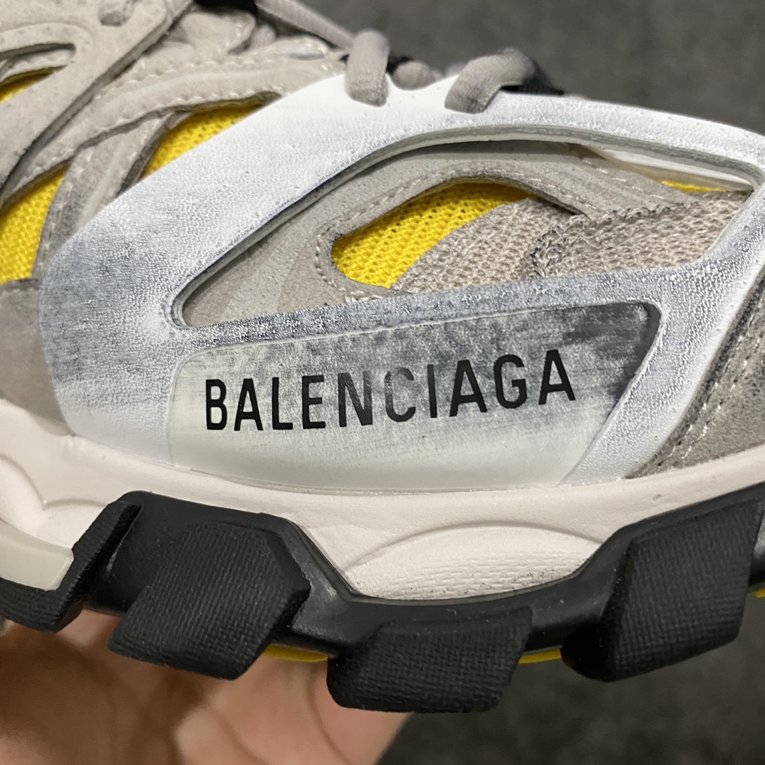 图片[2]-【纯原VG版】 BALENCIAGA Track 3.0 巴黎世家三代复古老爹鞋 灰黄 正确做旧版n 全套原纸板楦头开发 最原汁原味的灵魂版型 全鞋荧光划线卡点 胶水把控整洁度追求极致完美 每一双都是工艺品 多重QC质检 超越公司货的品控标准 实实在在的免检产品 原盒原配 正确字体电绣 粗细、位置、大小正确 侧边TPU 透气孔匹配意产原版 正确气垫分离大底 TPU软底 原版一致大底LOGO 立体感十足 原厂皮料水洗做旧 采购原厂网纱 该款鞋采用网眼布和尼龙制成 不含皮革 鞋舌饰有Track.2橡胶品牌标识 外侧饰有橡胶品牌标识 泡沫后帮压印品牌标识 外底正面压印BB标识 由176块饰片拼接而成的铰接式鞋面 侧面配金属质感网眼布 内面配有额外金属光泽饰件 包含1副鞋带和1副备用鞋带 后帮配有拉环鞋提 动态鞋底设计 为双脚带来后续的助力  正常尺码Size：35 36 37 38 39 40 41 42 43 44 45 46-莆田鞋批发中心